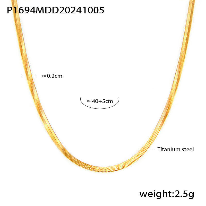 Collier chaîne serpent doré en acier titane, fin et brillant, longueur 40+5 cm, sur fond blanc. / Gold herringbone snake chain necklace in titanium steel, 40+5 cm, on white background.