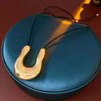 U-shaped Collier Tendance Femme  Pendentif Doré Sculptural sur Cordon Cuir Ajustable