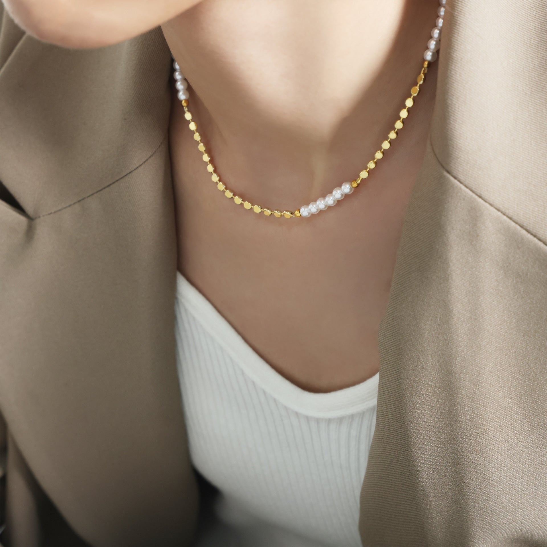 Collier Perles dEau Douce et Maillons Dorés Ajustable
