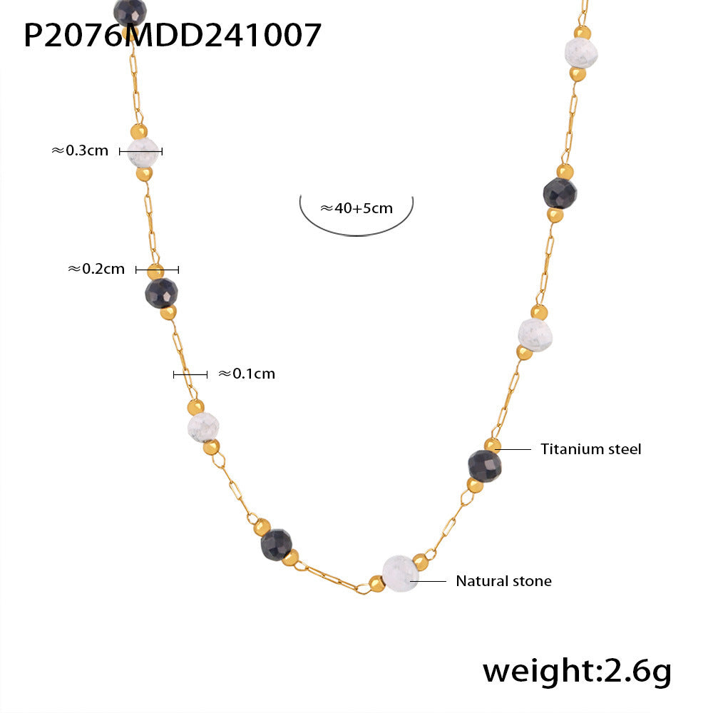 Collier perles naturelles noires et blanches sur chaîne dorée en acier titane, chic et moderne. / Gold titanium chain with black and white natural stone beads, chic and modern.