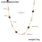 Collier perles naturelles noires et blanches sur chaîne dorée en acier titane, chic et moderne. / Gold titanium chain with black and white natural stone beads, chic and modern.