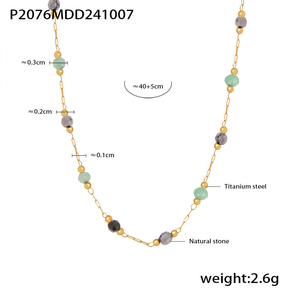 Collier perles naturelles vertes et grises sur chaîne dorée en acier titane, style minimaliste. / Gold titanium chain necklace with green and grey natural stone beads, minimalist style.