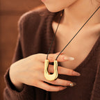 U-shaped Collier Tendance Femme  Pendentif Doré Sculptural sur Cordon Cuir Ajustable