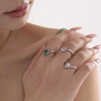 Bague en V Dorée Incrustée de Zircons  Élégance Mystérieuse & Luxe Moderne