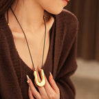 U-shaped Collier Tendance Femme  Pendentif Doré Sculptural sur Cordon Cuir Ajustable