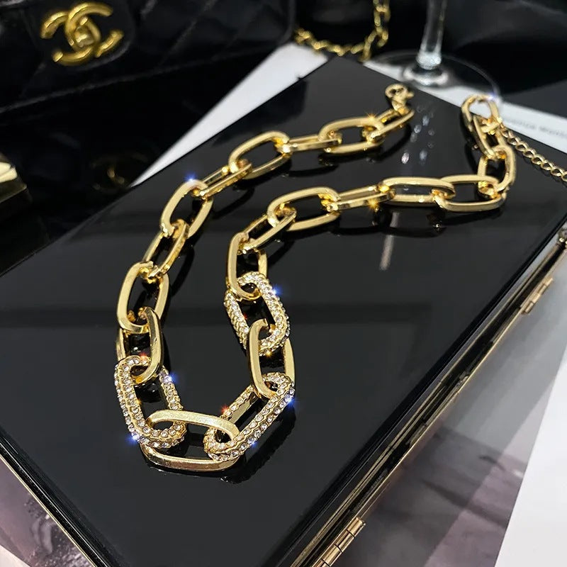collier gros maillons dorés femme avec zircons).