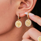 Boucles doreilles Divine dOr  Acier inoxydable et zircons, médaillon lumineux