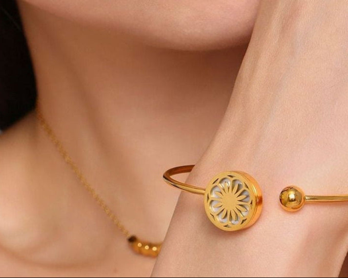 Bracelet Ouvert Ajustable Femme  Chrysanthème Élégant en Acier doré à l'or fin Bijou Mode qui Ne Ternit Pas
