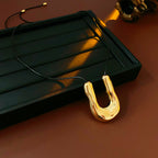 U-shaped Collier Tendance Femme  Pendentif Doré Sculptural sur Cordon Cuir Ajustable