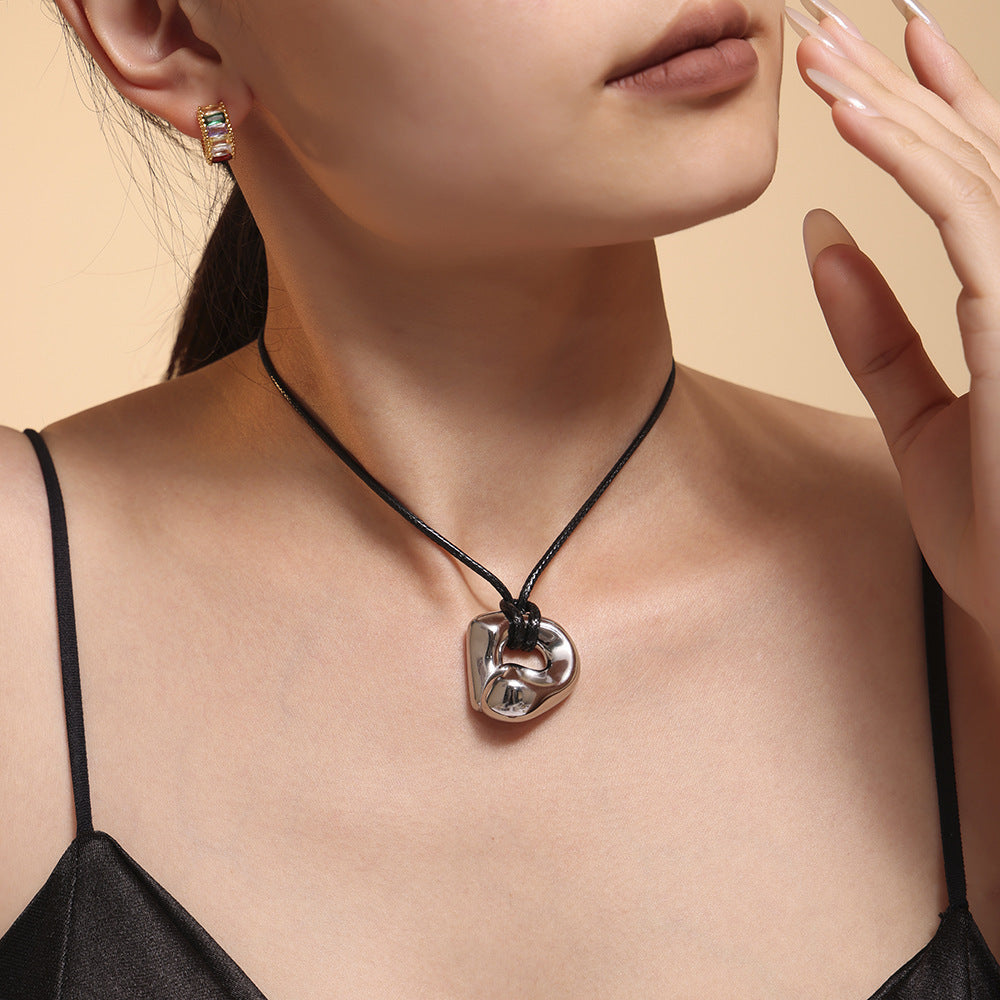 Collier Mystère en Acier Inoxydable  Cordon Cuir & Pendentif Design Courbé
