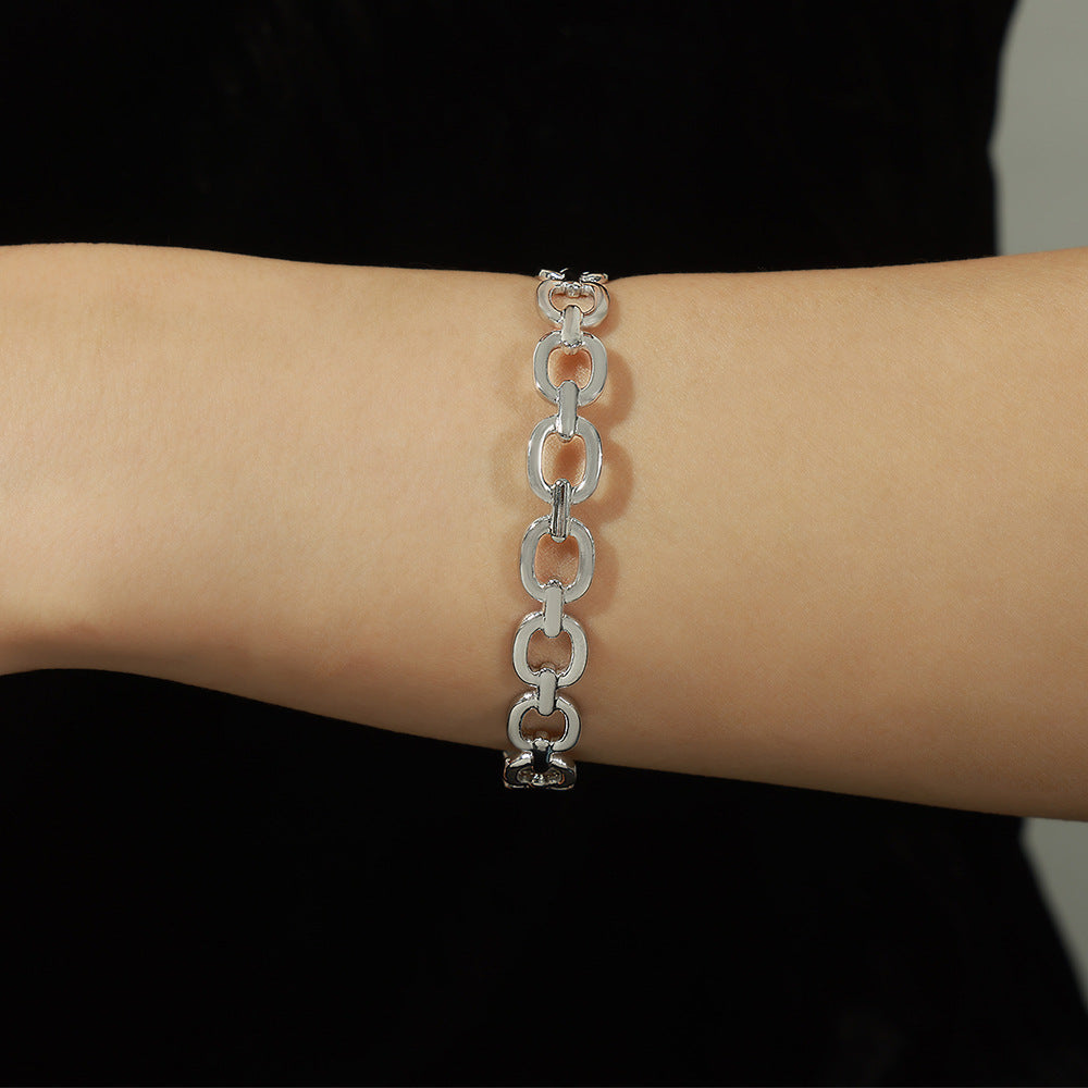 Bracelet Élégance Dorée  Acier t doré, maillons fins géométriques