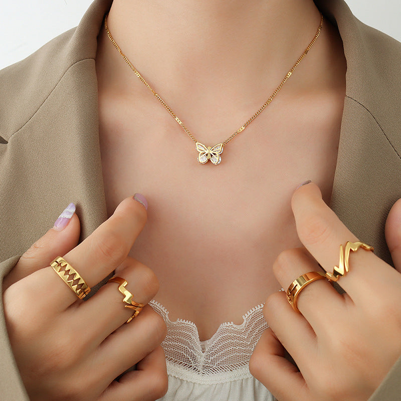 Collier Papillon Doré en Acier  Élégance & Raffinement
