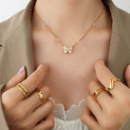 Collier Papillon Doré en Acier  Élégance & Raffinement