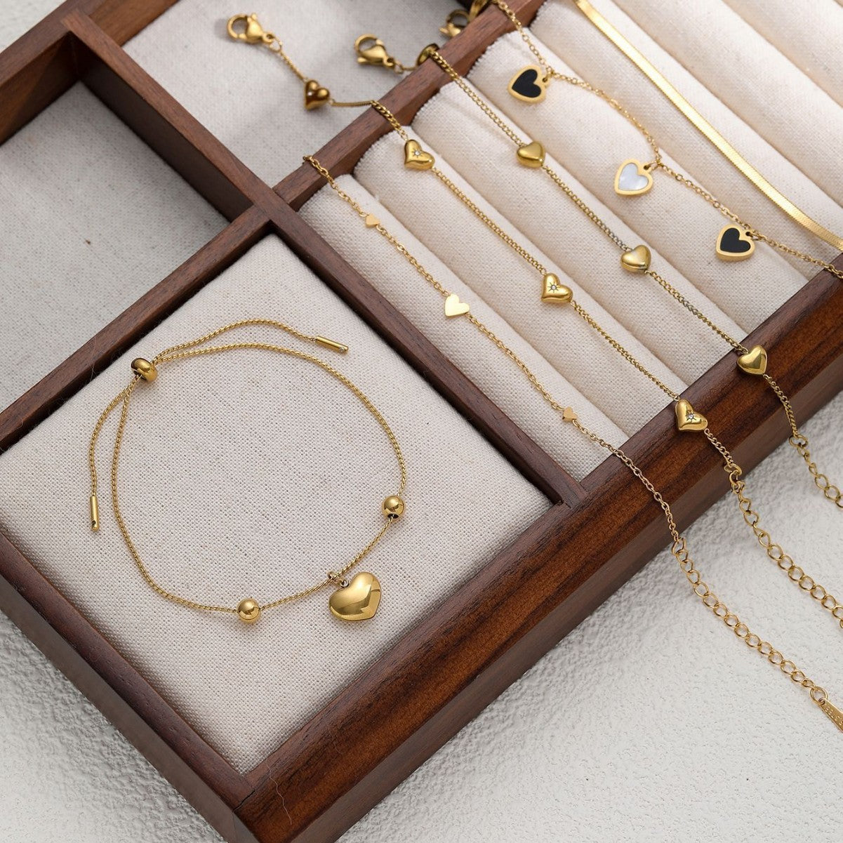 Set de bracelets femme dorés en acier inoxydable  Chaînes & pendentifs cœur | Bijoux mode haut de gamme, tendance & résistants