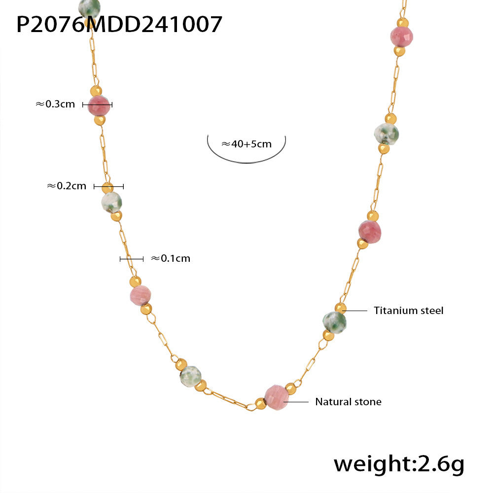 Collier perles naturelles roses et vertes sur chaîne dorée en acier titane, délicat et léger. / Gold titanium chain with pink and green natural stone beads, delicate and lightweight.