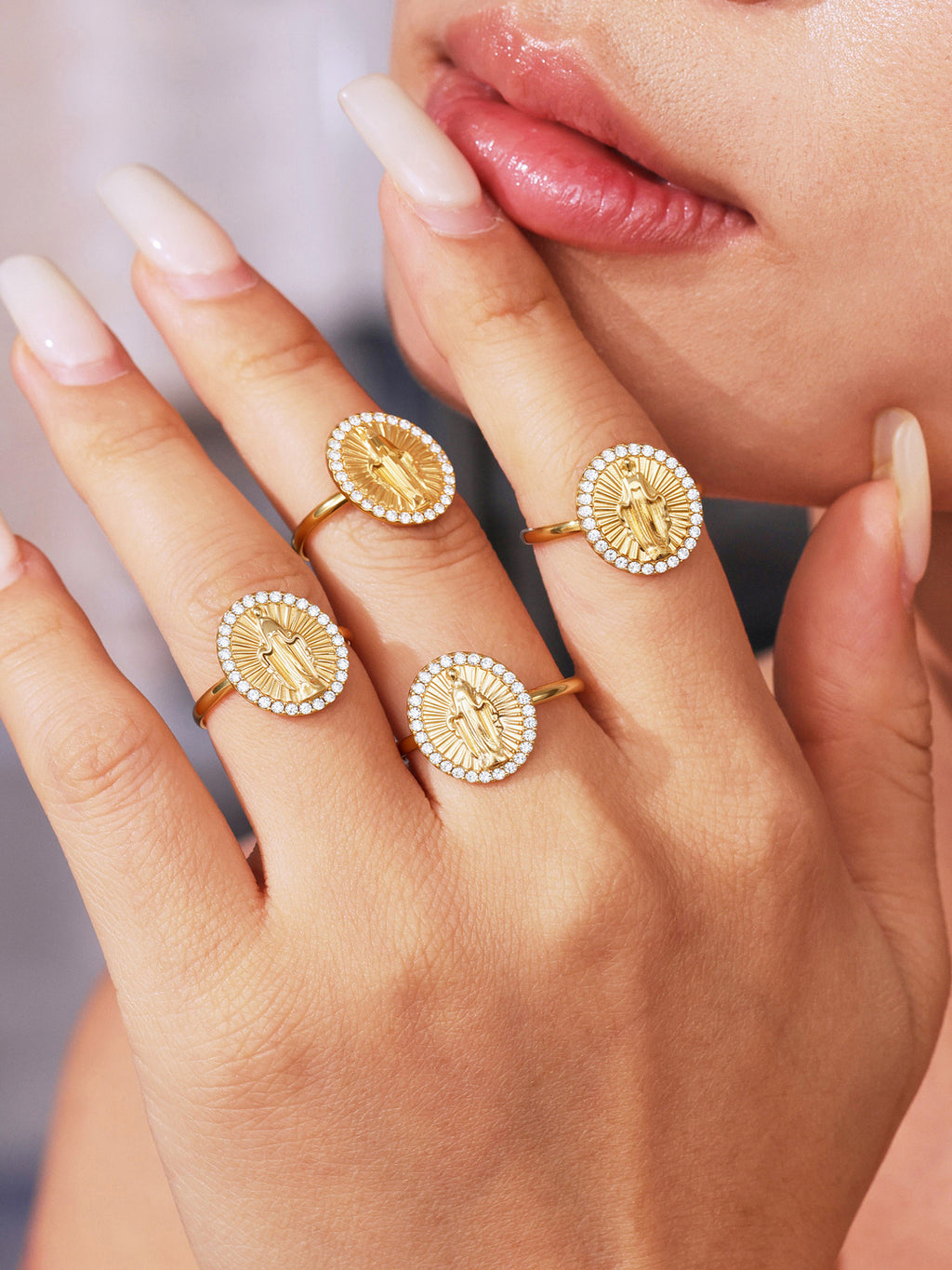 Bague Divine d'Or  Acier inoxydable et zircons, médaillon lumineux