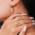 Boucles doreilles Divine dOr  Acier inoxydable et zircons, médaillon lumineux