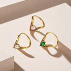 Bague en V Dorée Incrustée de Zircons  Élégance Mystérieuse & Luxe Moderne