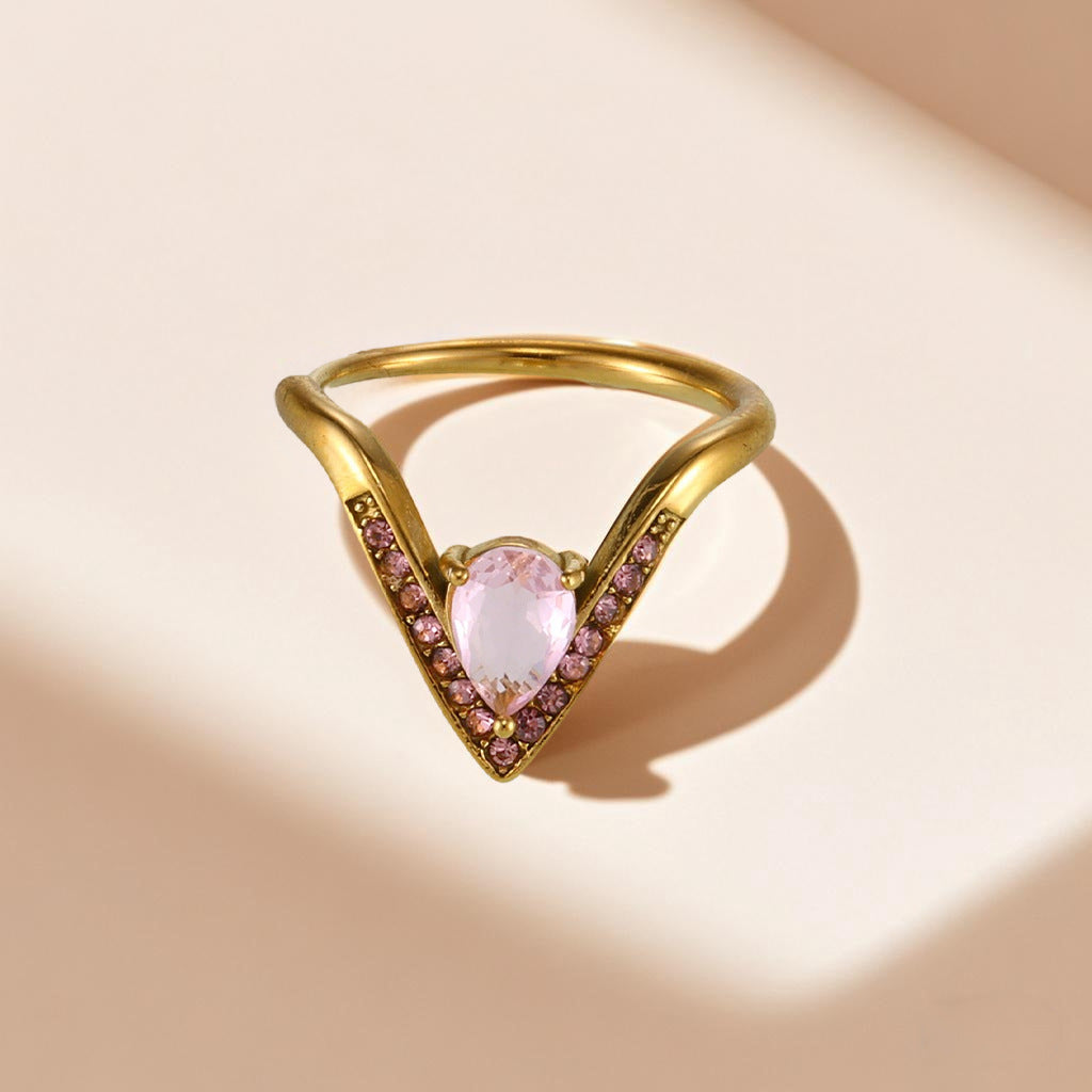 Bague en V Dorée Incrustée de Zircons  Élégance Mystérieuse & Luxe Moderne