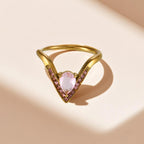 Bague en V Dorée Incrustée de Zircons  Élégance Mystérieuse & Luxe Moderne