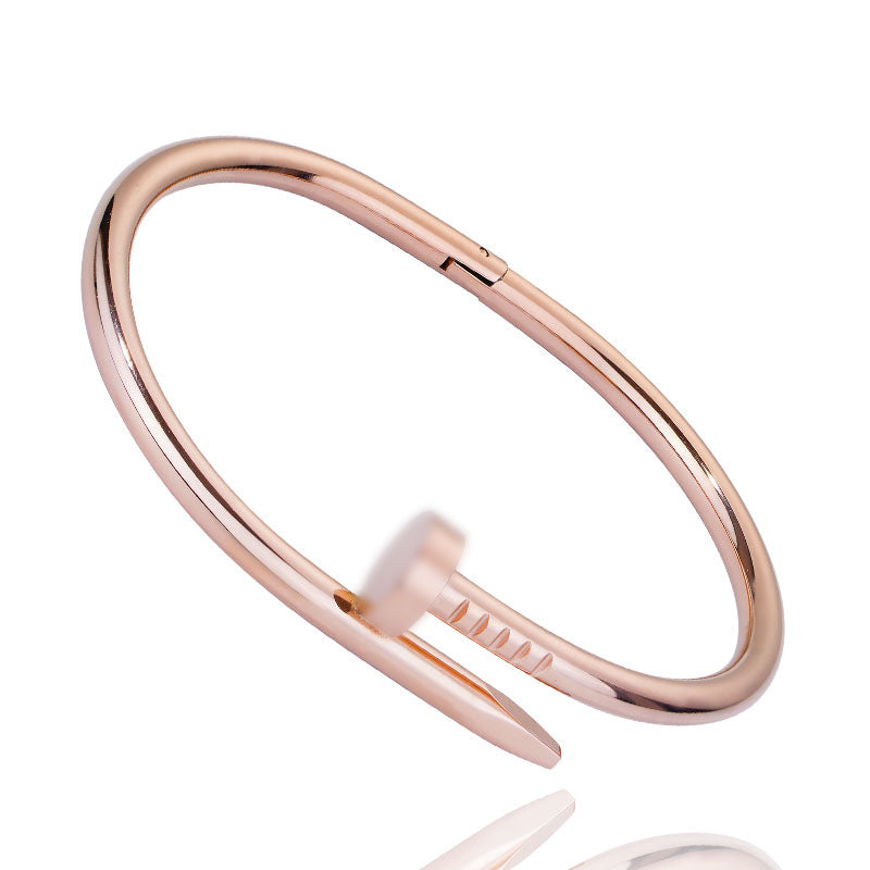 bracelet clou or rose 18K au poignet