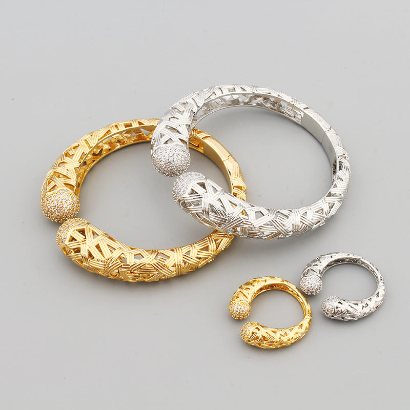 Bracelet Manchette Femme en Acier Inoxydable – Design Tressé et Embouts Pavés de Zircons