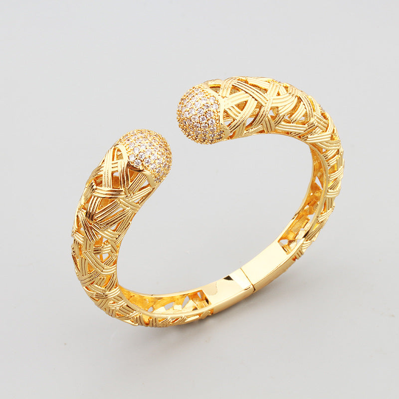 Bracelet Manchette Femme en Acier Inoxydable – Design Tressé et Embouts Pavés de Zircons