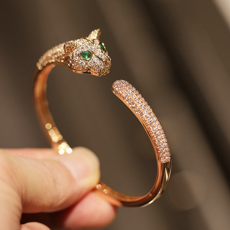 Bracelet Jonc Ouvert Tête de Panthère Pavée & Yeux Zircon Émeraude