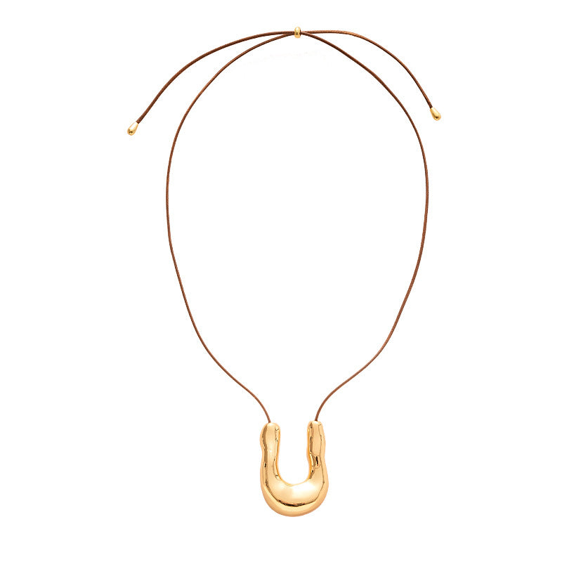U-shaped Collier Tendance Femme  Pendentif Doré Sculptural sur Cordon Cuir Ajustable