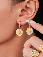 Boucles doreilles Divine dOr  Acier inoxydable et zircons, médaillon lumineux