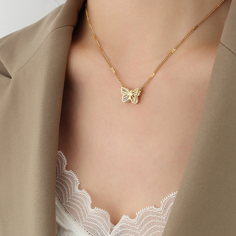 Collier Papillon Doré en Acier  Élégance & Raffinement