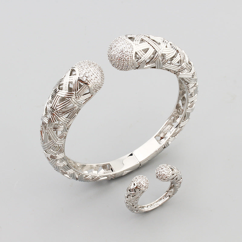 Bague Femme en Acier Inoxydable – Anneau Tressé Ajustable avec Embouts Pavés de Zircons, Doré ou Argenté