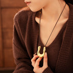 U-shaped Collier Tendance Femme  Pendentif Doré Sculptural sur Cordon Cuir Ajustable