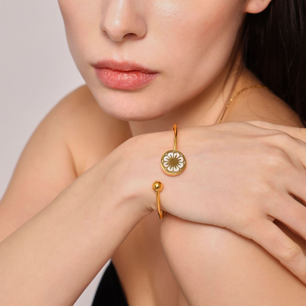Bracelet Ouvert Ajustable Femme  Chrysanthème Élégant en Acier doré à l'or fin Bijou Mode qui Ne Ternit Pas