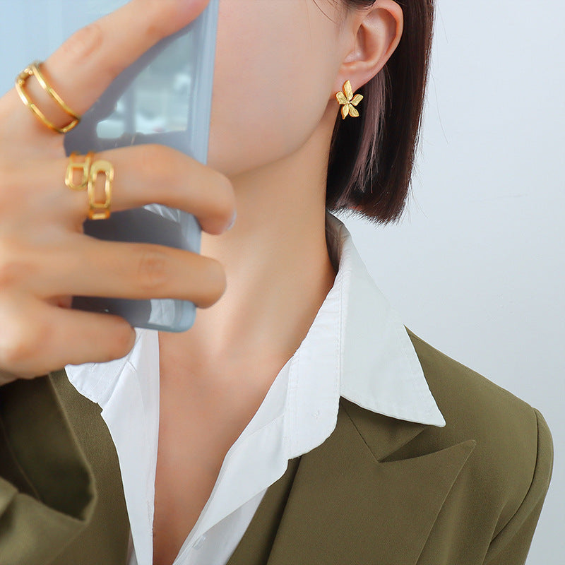 Boucles doreilles Fleur d4Or  Acier inoxydable doré, design floral élégant